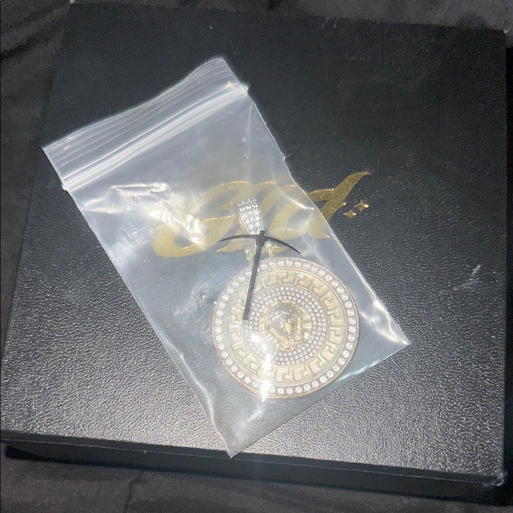 Gld Medusa Pendent - Picture 2 of 6